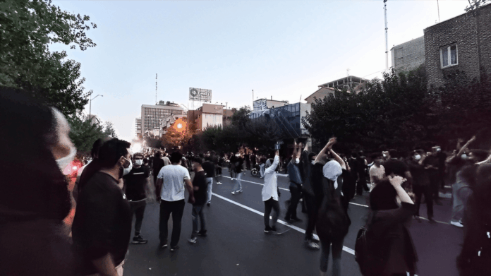 من الحوزات إلى الشارع… اعترافات متأخرة لا تُوقف قطار الثورة في إيران