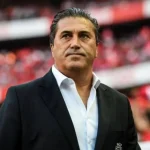 جوزيه بيسيرو يعقد اجتماعًا مع اللاعبين قبل بدء تدريب اليوم