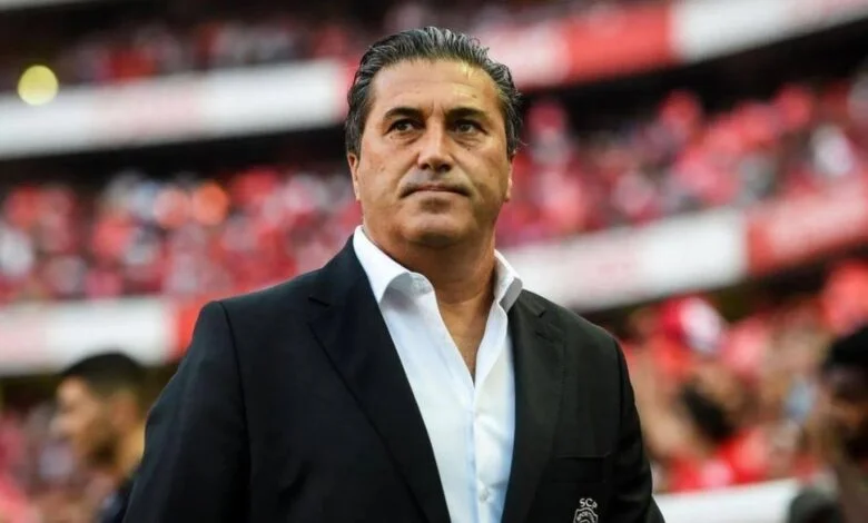 جوزيه بيسيرو يعقد اجتماعًا مع اللاعبين قبل بدء تدريب اليوم