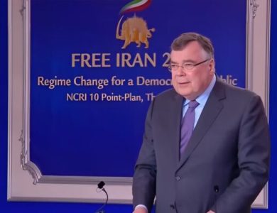 رئيس وزراء آيسلندا السابق يطالب بتصنيف حرس النظام الإيراني كمنظمة إرهابية