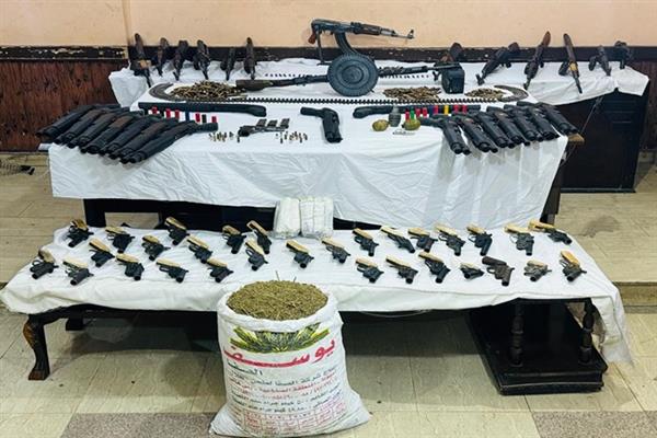 الأمن يلقي القبض على عنصر شديد الخطورة بحوزته أسلحة وسولار مهرب في أسوان
