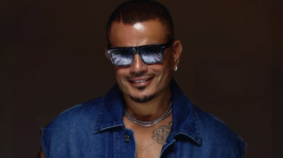 عمرو دياب يتصدر قائمة سبوتيفاي للأغاني الأكثر استماعًا في مصر بأغنيتي «بابا» و«خطفوني»