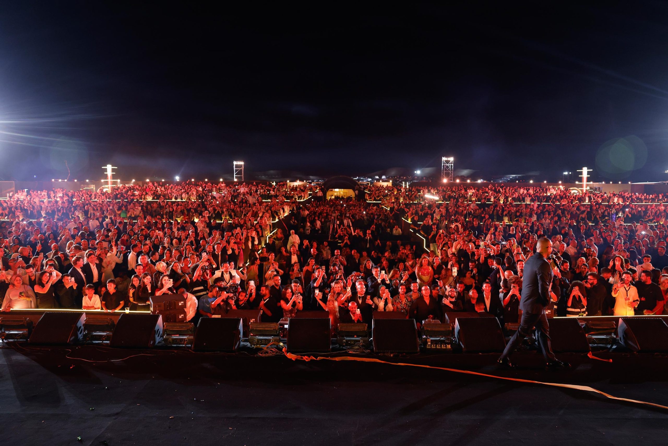 عمرو دياب يشعل الأهرامات بحفل ضخم 