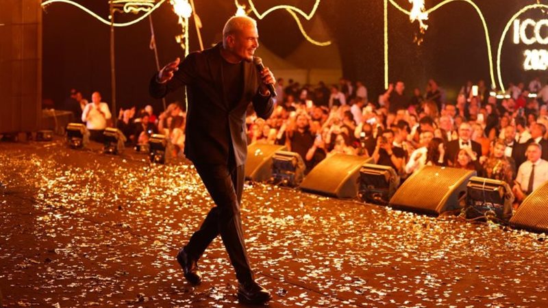 عمرو دياب يشعل الأهرامات بحفل ضخم