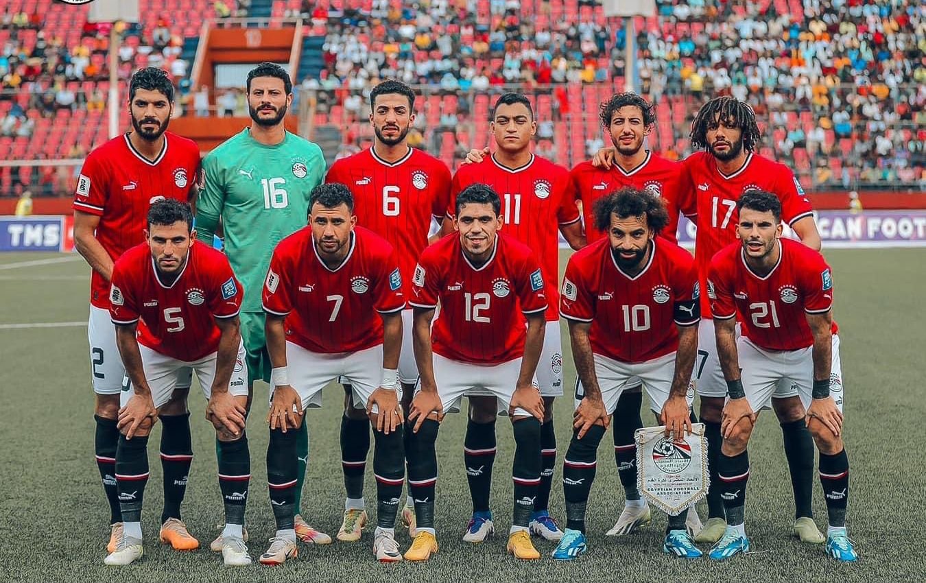 لاعبـو منتخب مصر يوقعون لـ"كأس العالم" خلال معسكر الفراعنة استعدادًا لحسم التأهل للمونديال