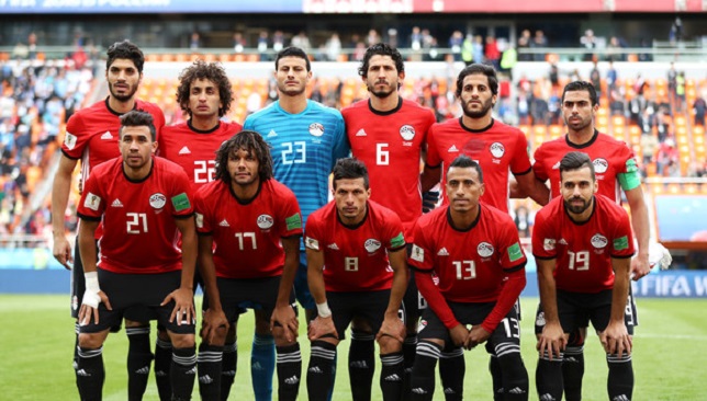 لاعبـو منتخب مصر يوقعون لـ"كأس العالم" خلال معسكر الفراعنة استعدادًا لحسم التأهل للمونديال