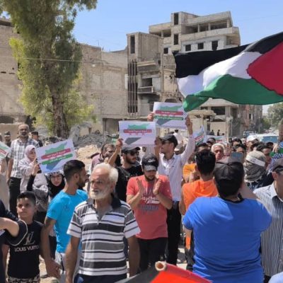 مسيرة غضب شعبية في مخيم اليرموك بدمشق، رفضاً للتطبيع مع العدو الصهيوني